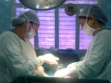 Two surgeons perform a hysterectomy (Wikimedia) Two surgeons perform a hysterectomy (Wikimedia)