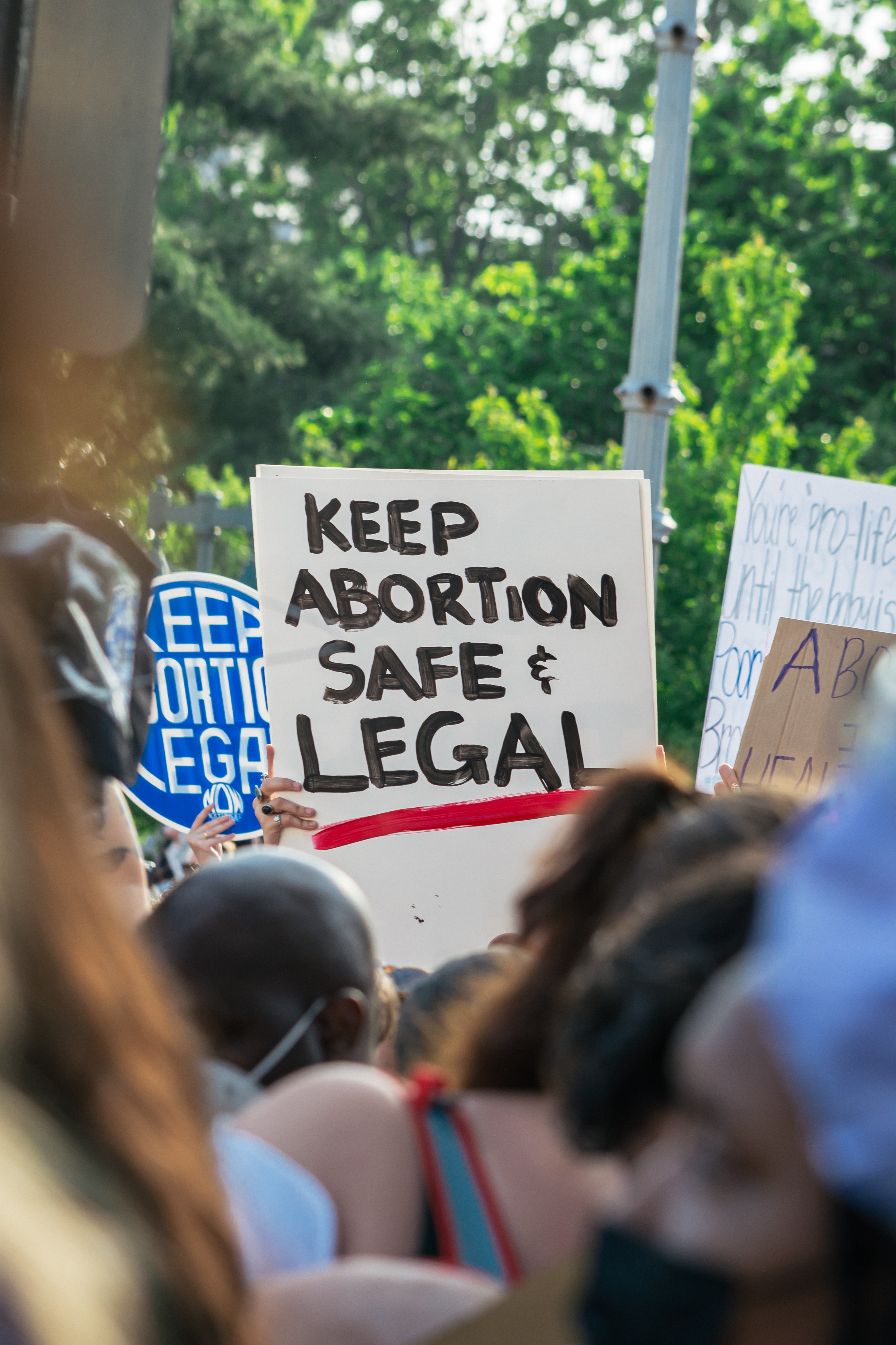 Image of a sign reading "keep abortion safe and legal"