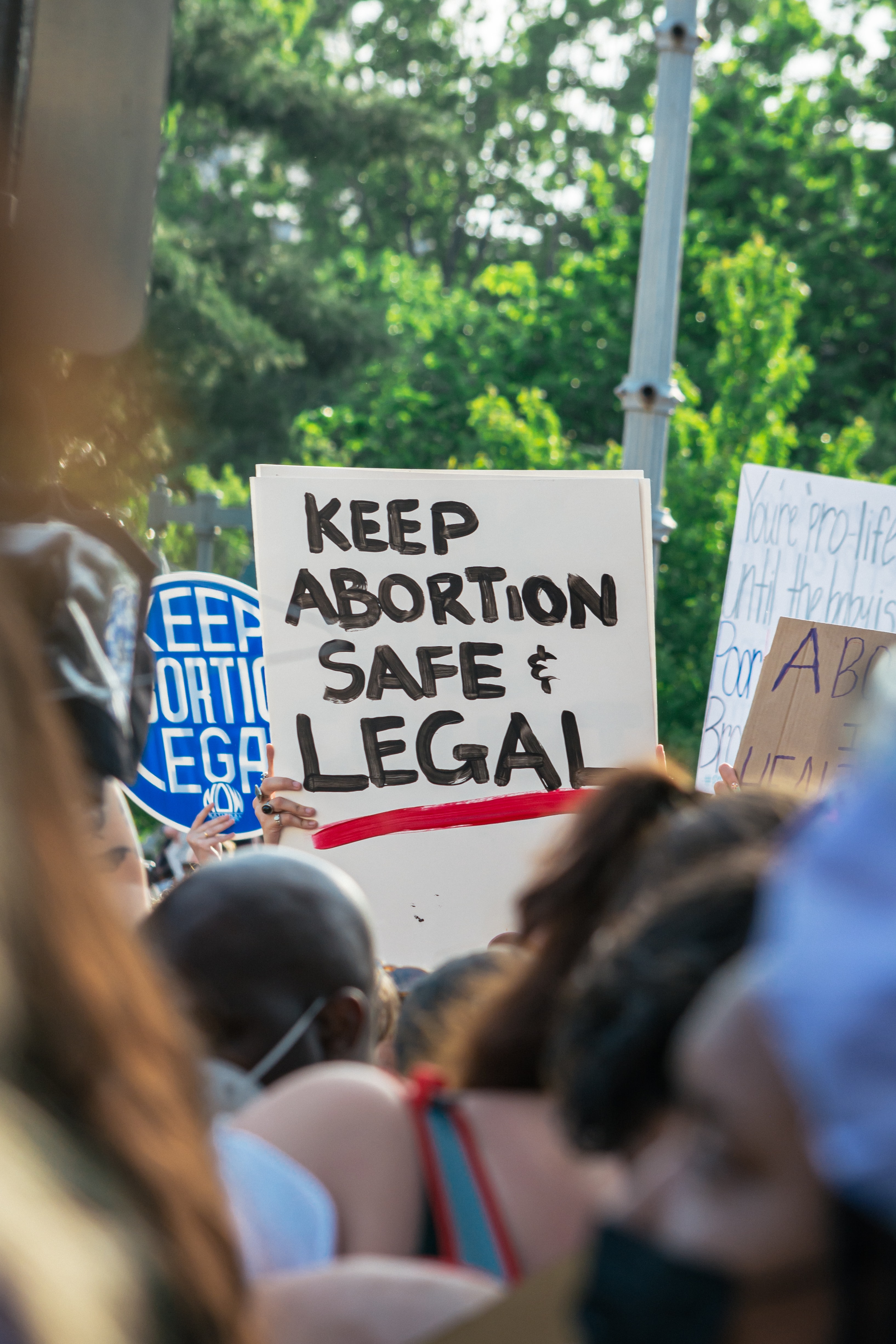 a protest sign that says "keep abortion safe and legal"