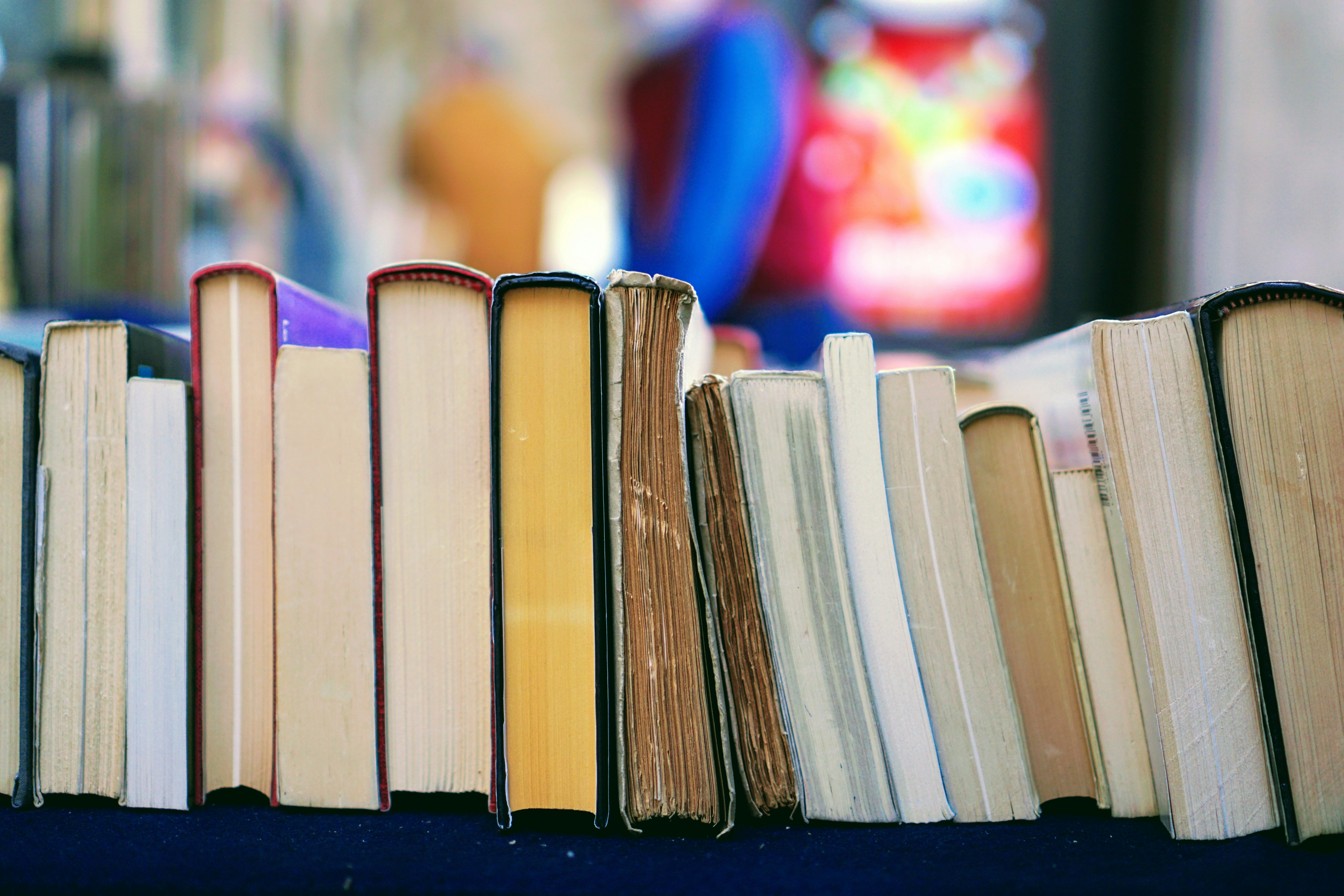 Image of books on a shelp