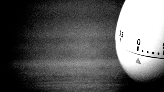 Gray scale image of an egg timer.