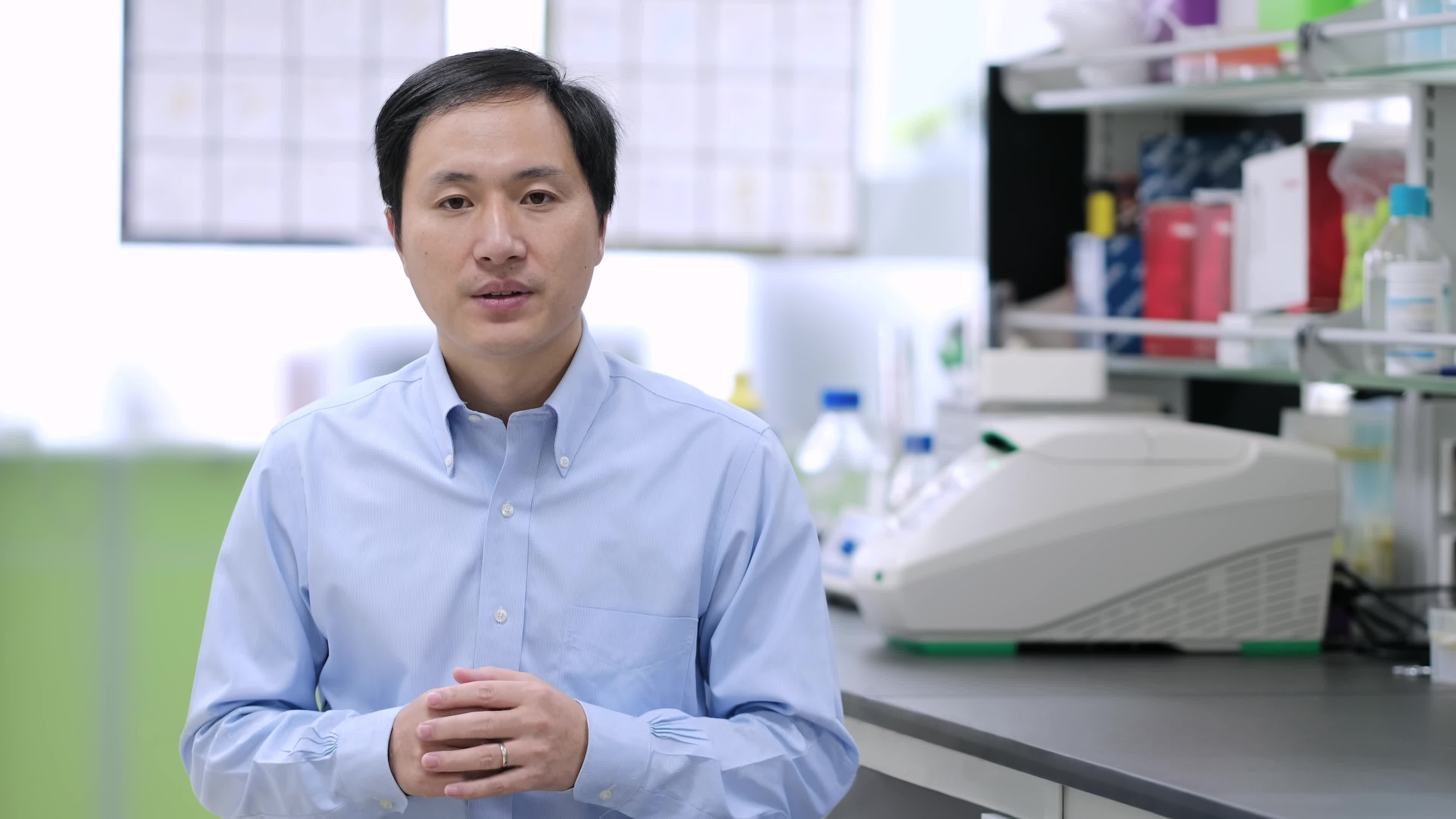 Photo of He Jiankui in a lab