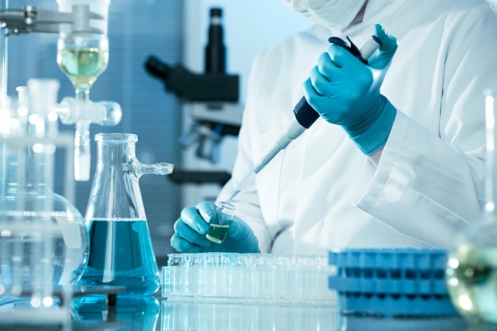 worker in a lab pipettes