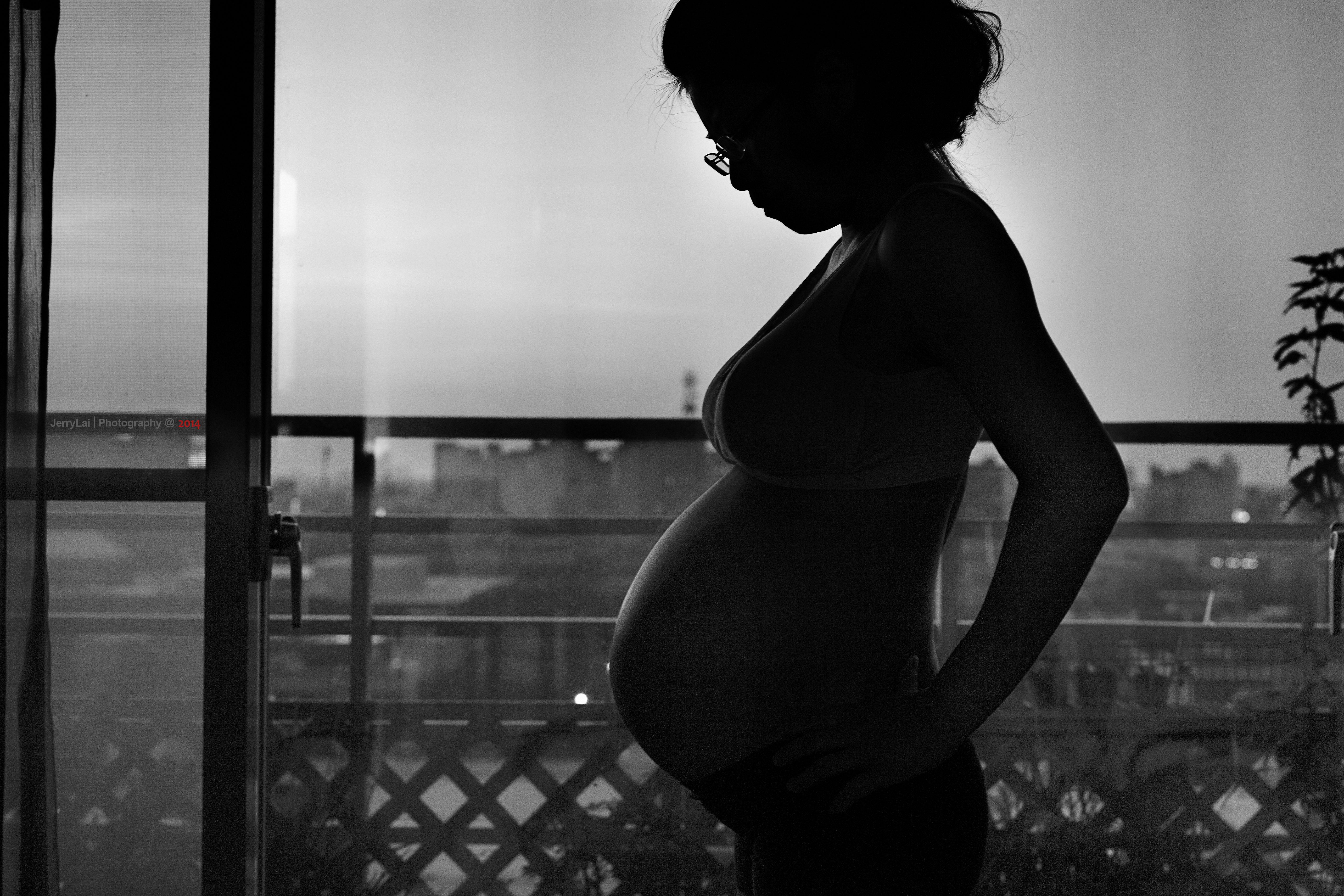 A black and white silhouette of a pregnant woman. (Jerry Lai via Flickr)